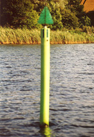 Grne Tonne zur Markierung des Fahrwasserrandes