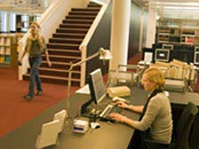 Susanne Kaminski an ihrem Arbeitsplatz in der Brucerius Law School